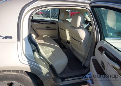 2005 Lincoln Town Car Signature Limited z USA, uszkodzony, nr VIN 1LNHM82W05Y660499